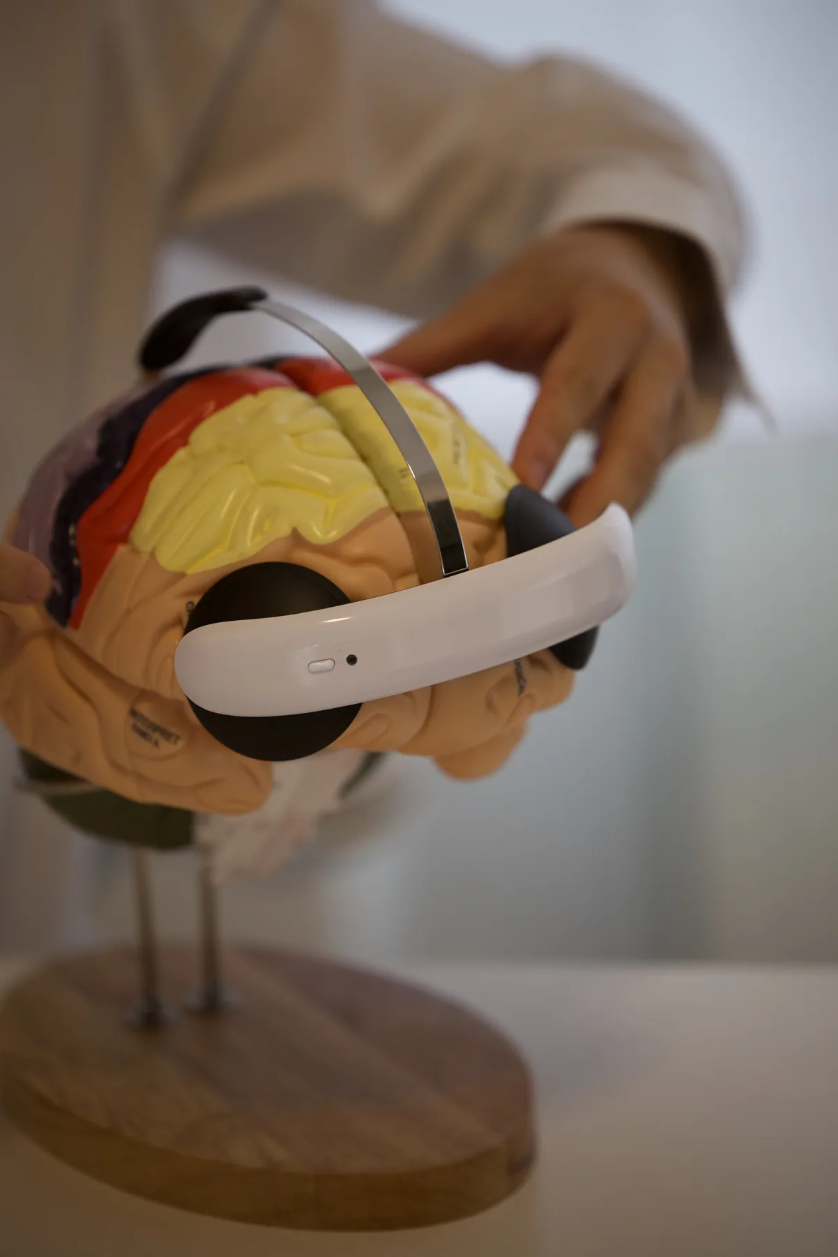 tDCS-Behandlung mit Headset - Elektroden auf der Kopfhaut