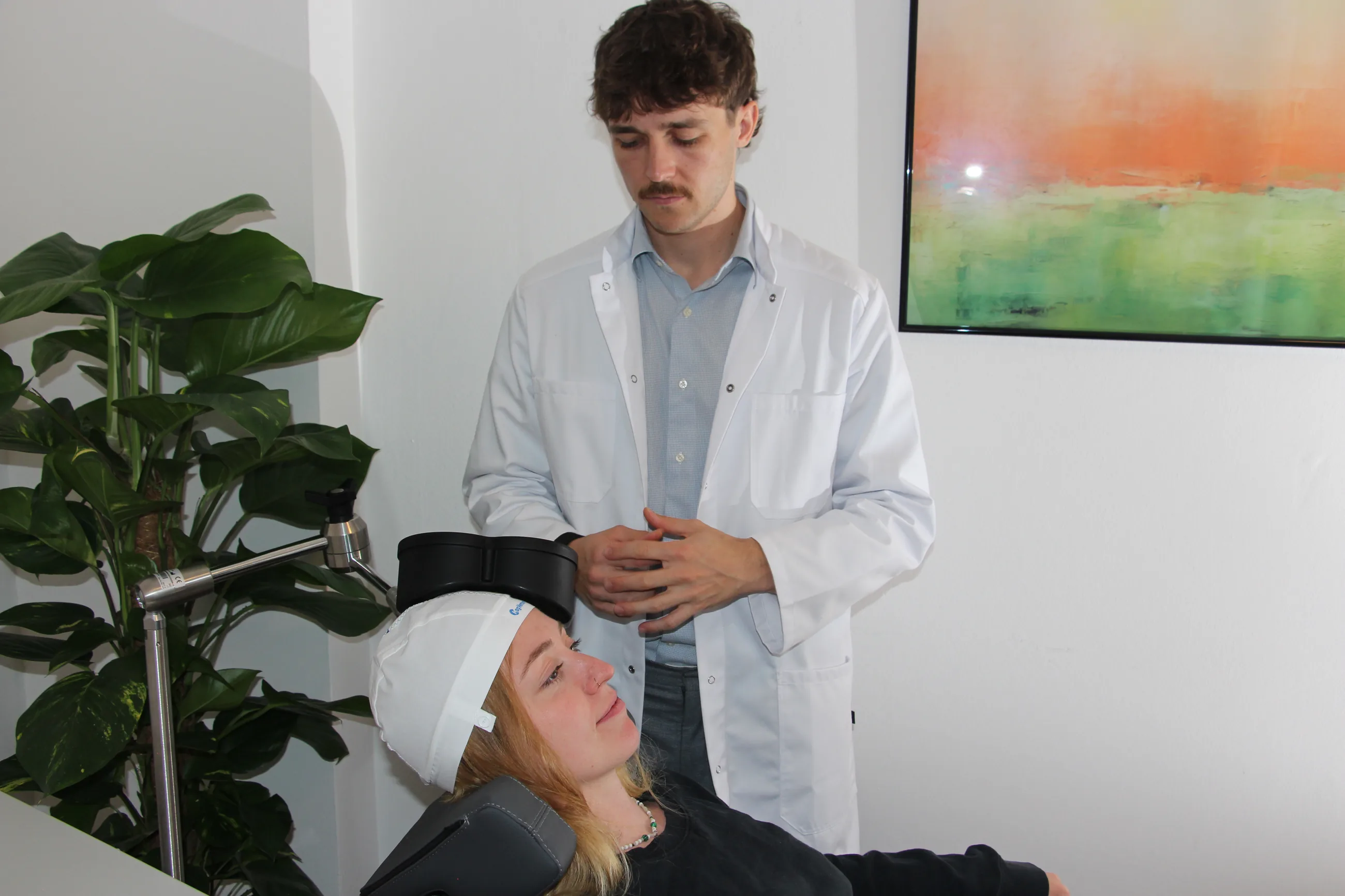 Dr. Tim Schwarz während einer Behandlung in der Praxis für Neurostimulation Berlin