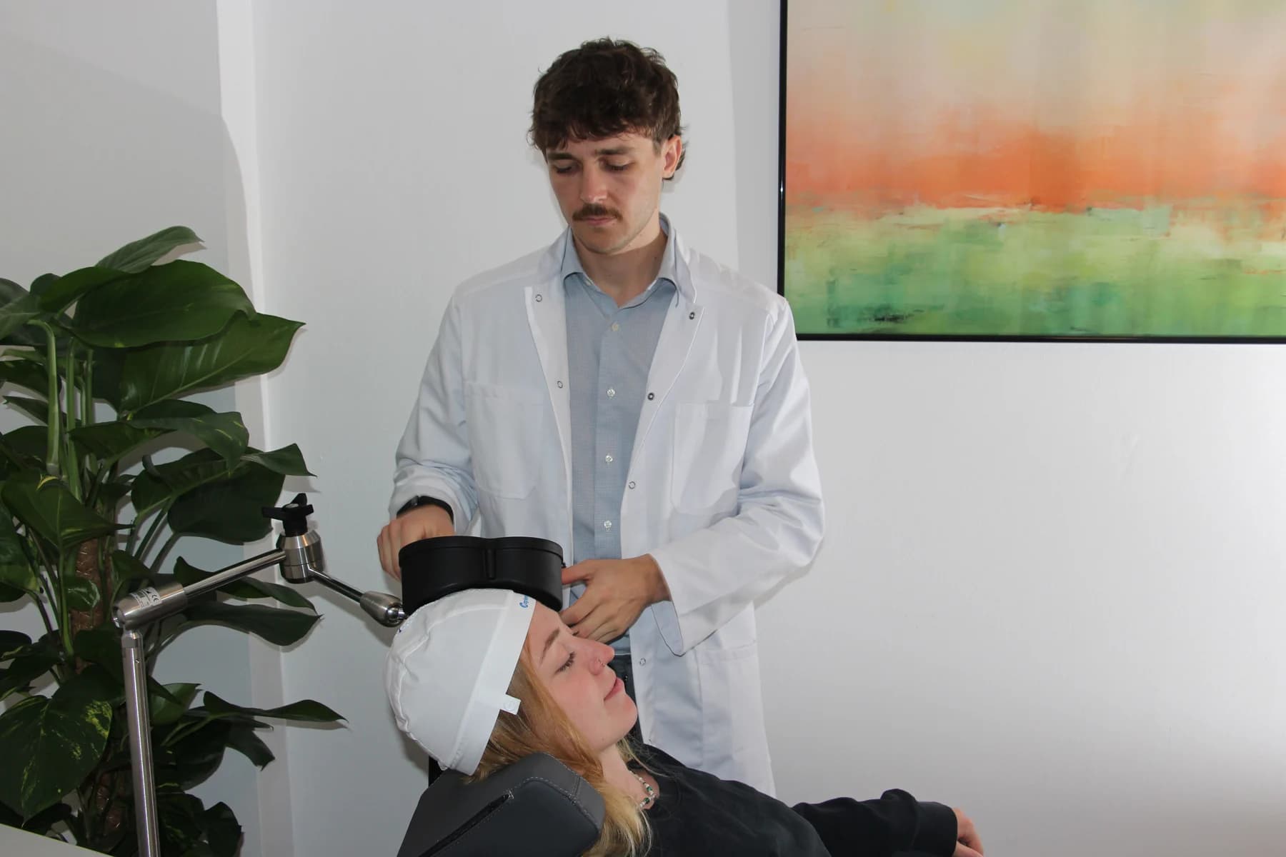Dr. Schwarz stellt die Spule ein