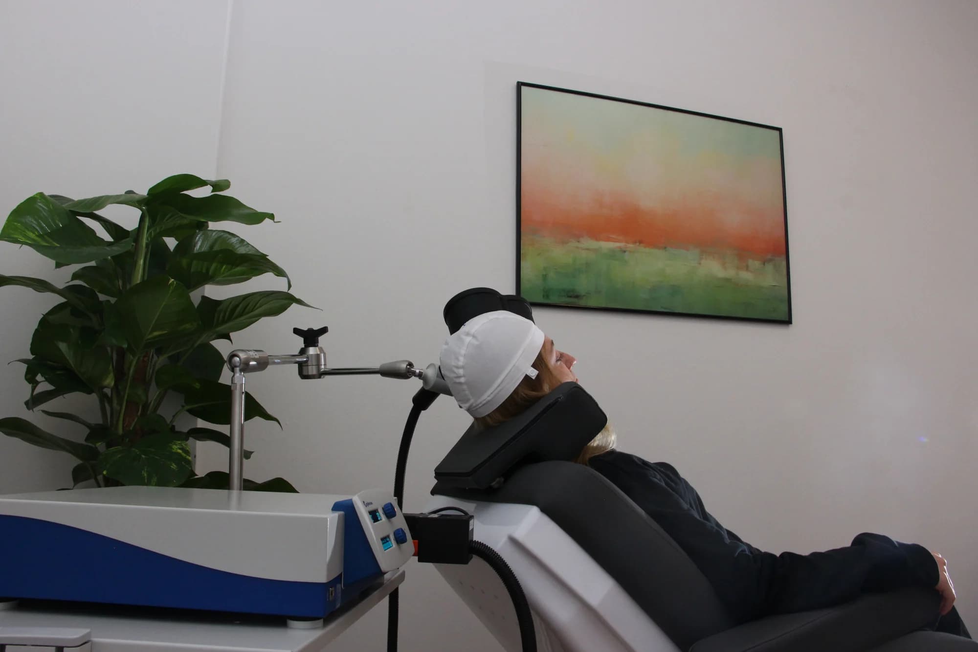 Patientin während einer rTMS-Sitzung im Behandlungsraum der Praxis für Neurostimulation Berlin