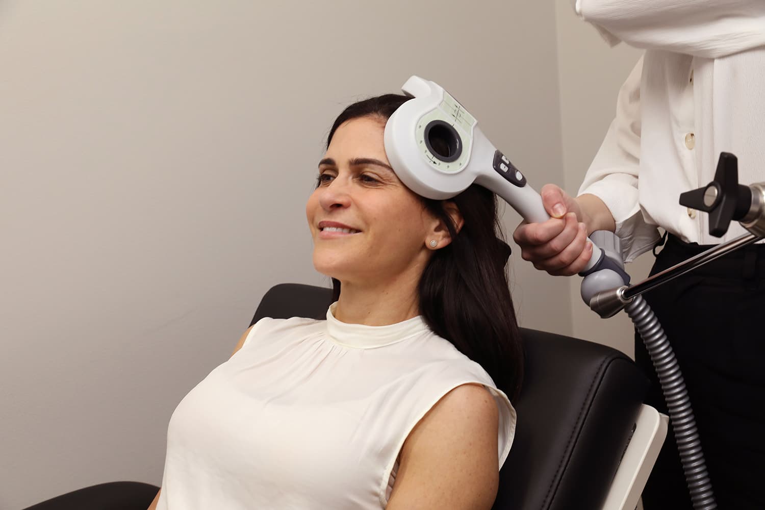 Transkranielle Magnetstimulation (TMS) - Spule am Kopf eines Patienten